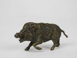 figurine en bronze représentant un sanglier sur fond blanc