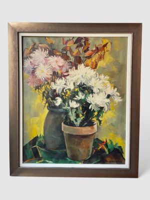 tableau représentant des fleurs dans un pot posé sur une table, sur fond jaune