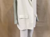 un mannequin vêtu d'un débardeur blanc et d'un pantalon blanc