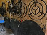 beaucoup de pneus alignés contre le mur