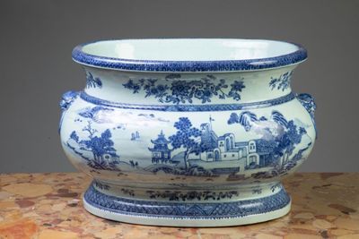 un grand vase bleu et blanc posé sur une table