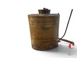 un vieux récipient en métal muni d'une poignée