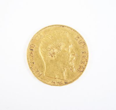 gros plan d'une pièce d'or sur une surface blanche