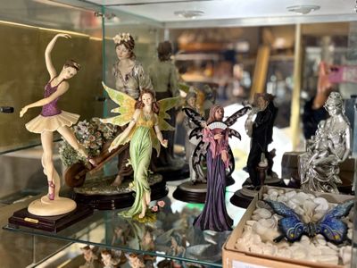 de nombreuses figurines exposées dans une vitrine