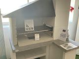 une photo d'une cuisine avec une cuisinière et un plan de travail