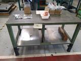 une table sur laquelle sont disposés tout un tas de plats