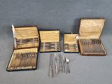 beaucoup d'argenterie dans un coffret sur une table