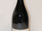 une bouteille de vin posée sur une table