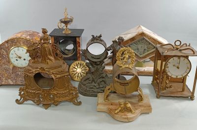 Ensemble de pendules horloges en marbre et des garnitures en…