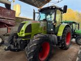 un tracteur garé dans la terre