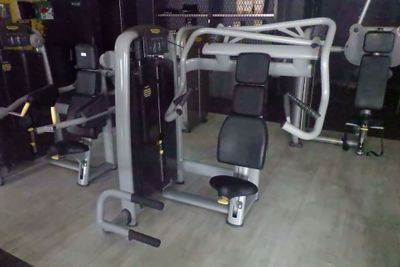 une photo d'une salle de sport avec des appareils de musculation à l'intérieur