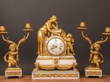 une horloge en or posée sur une table en bois