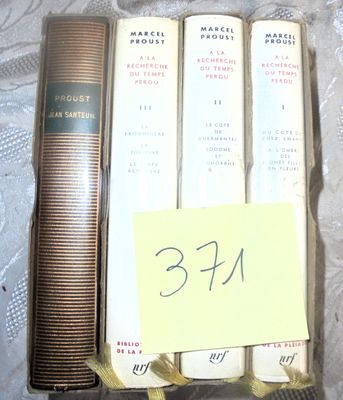 trois livres posés sur une table, avec une étiquette de prix