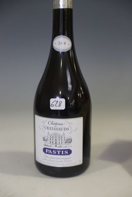 une bouteille de vin posée sur une table