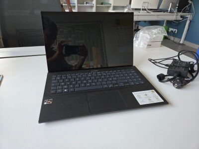 un ordinateur portable posé sur un bureau blanc