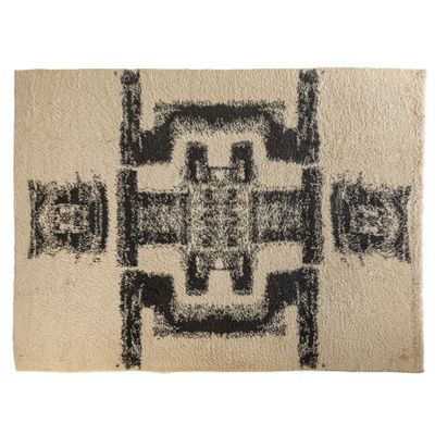 un tapis noir et blanc orné d'un motif en forme de croix