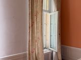 une chambre avec un lit et une fenêtre