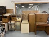 une pièce contenant beaucoup de meubles