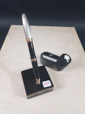 un stylo posé sur une table