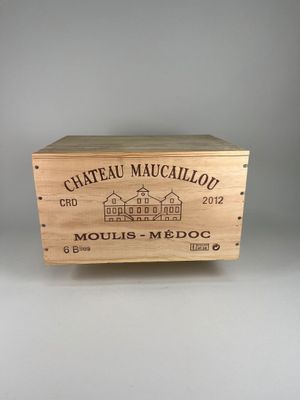 La caisse en bois, posée sur une table, contient une bouteille de vin.
