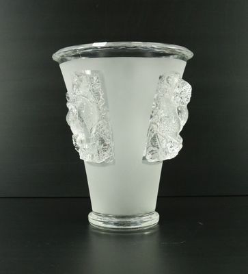 Dans le goût de LALIQUE, VASE modèle St Emilion, en verre bl… - Photo 1