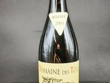 une bouteille de vin posée sur une table