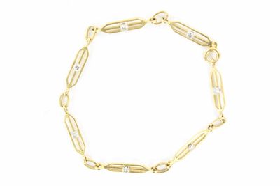 un bracelet en or jaune serti de diamants sur fond blanc