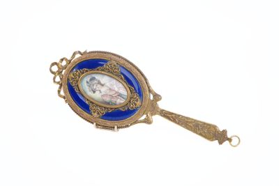 une image représentant une broche bleue et dorée sur laquelle figure le portrait d'une femme