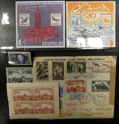 Plusieurs timbres différents sont exposés dans une vitrine.