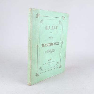 un vieux livre posé sur une table blanche