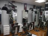 une photo d'un salon de coiffure avec des fauteuils et des miroirs
