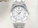 une image d'une montre en gros plan sur fond blanc