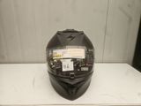 Le casque est noir et comporte un autocollant.