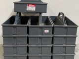 une pile de bacs en plastique posée sur une table