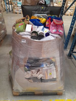 un grand sac rempli d'articles posé sur une palette dans un entrepôt