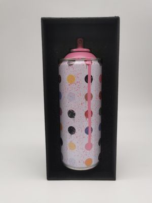 une canette de soda dans une boîte noire avec un couvercle rose