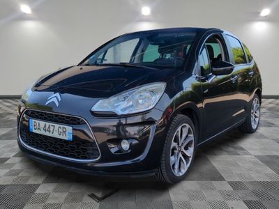 une Citroën noire garée dans un garage au sol carrelé