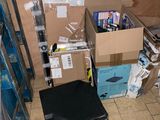 une valise noire posée par terre à côté d'une pile de cartons