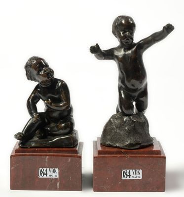 Deux "Putti" en bronze à patine brune.