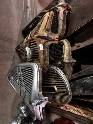 beaucoup de vieilles voitures qui prennent la poussière dans un garage