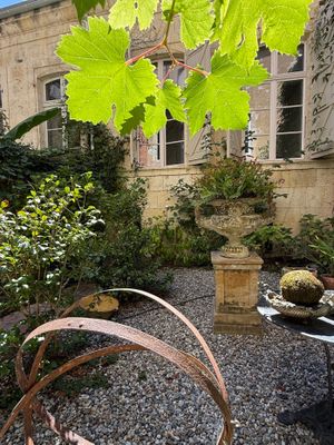 un petit jardin avec une table et des chaises