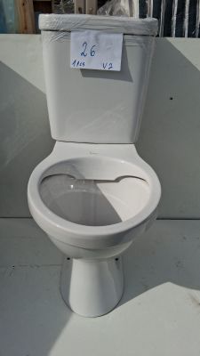 des toilettes blanches avec un autocollant sur le couvercle
