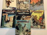 six bandes dessinées occidentales exposées sur un support blanc