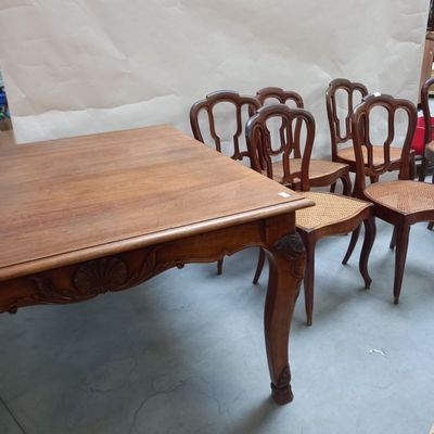 TABLE rectangulaire en bois mouluré et sculpté.