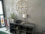 une grande horloge accrochée au mur du salon