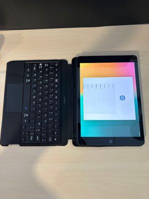 deux tablettes et un ordinateur portable posés sur une table