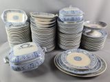 beaucoup d'assiettes et de bols bleus et blancs sur la table