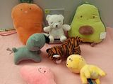 beaucoup de peluches posées sur le lit