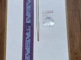 une feuille de papier et une règle posées sur une table