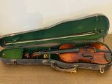 un violon posé dans son étui sur une table